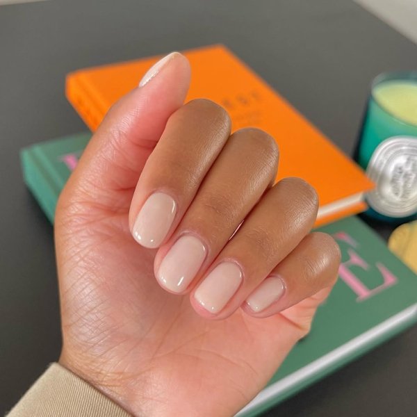 7 cores de esmaltes para unhas curtas que vão elevar sua manicure