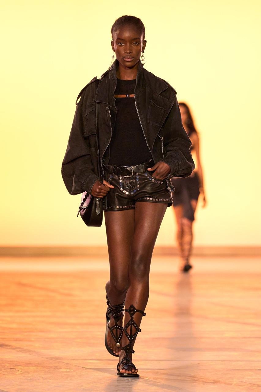 Look 28 desfile isabel marant ready to wear 2025. Modelo usa look boho com a tendência de sapatos para o inverno a sandália de studs