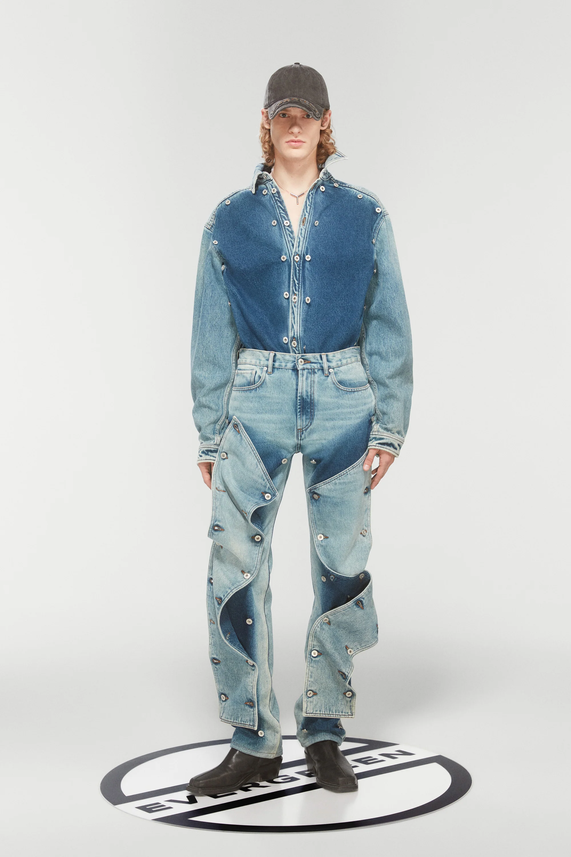 Modelo veste roupas em jeans inovadoras da coleção Y/Project, com detalhes de botões e design estrutural.