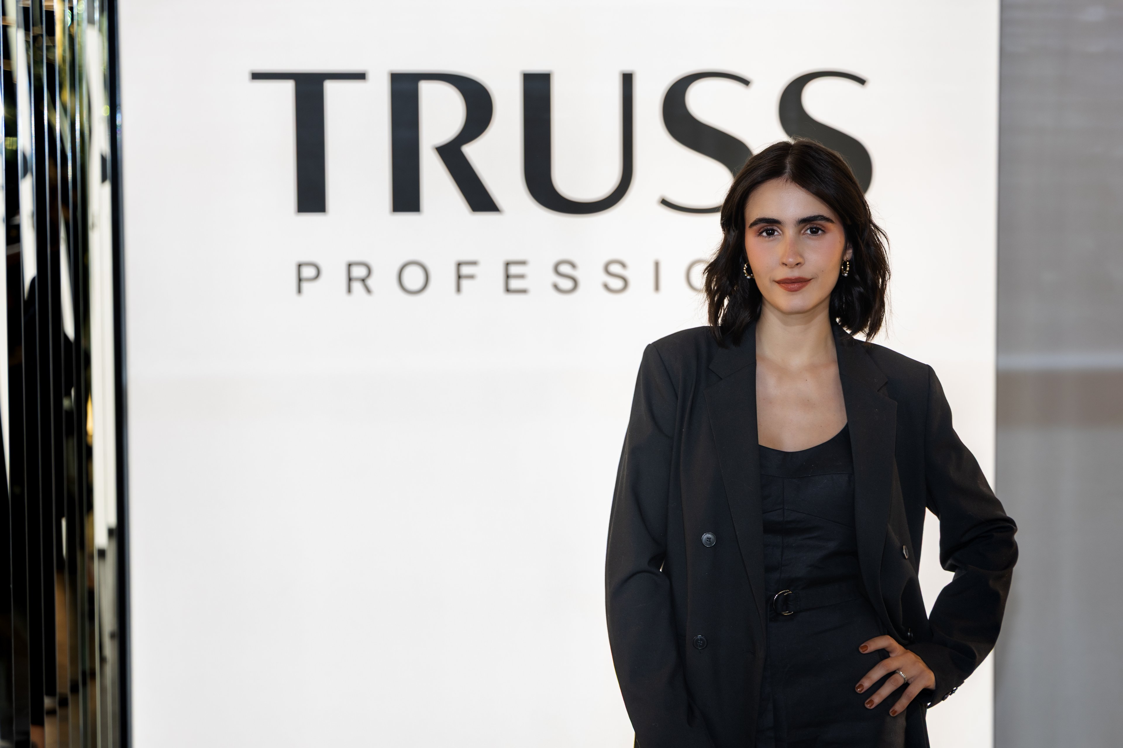 Valentina Herszage posa na inauguração da TRUSS Academy
