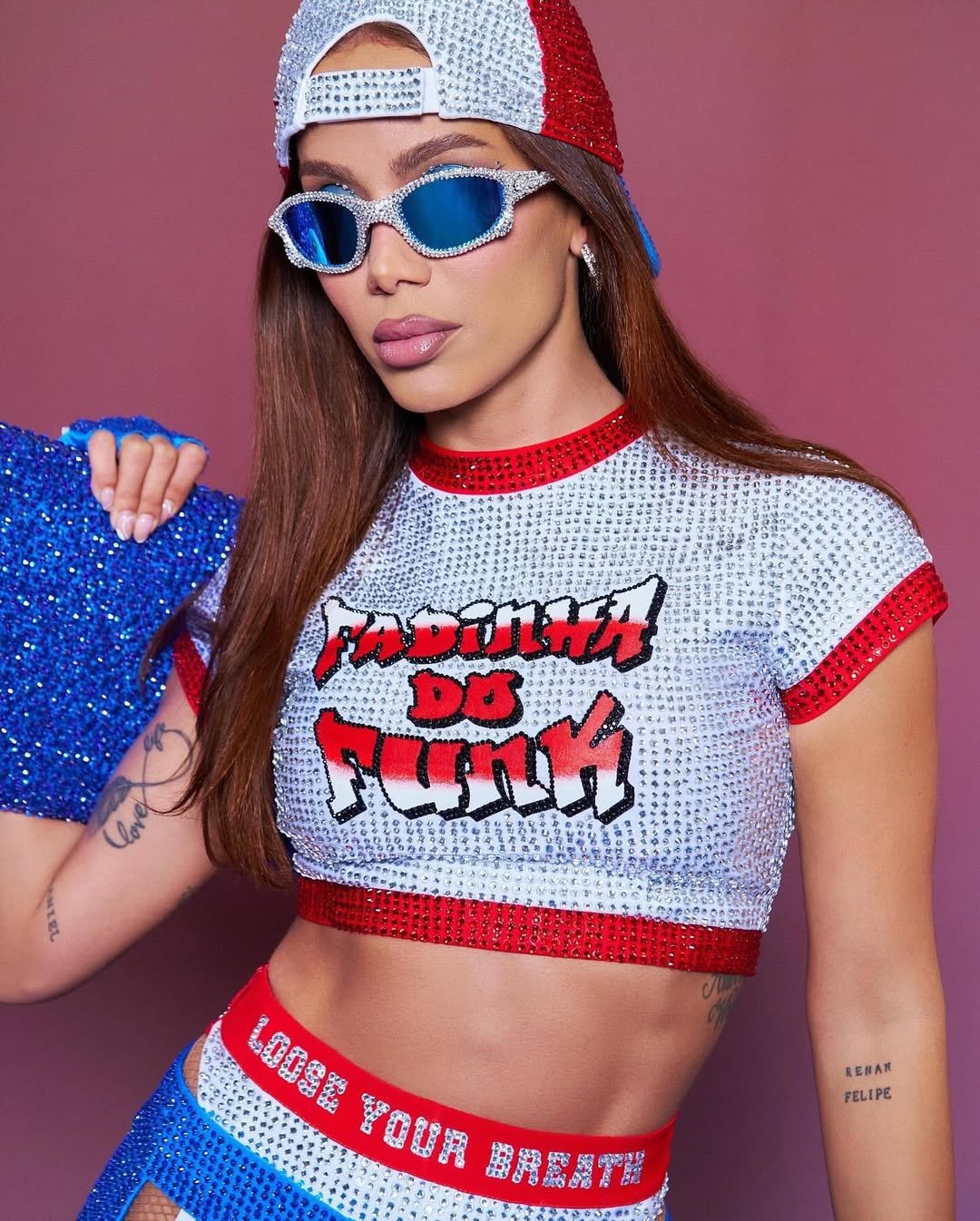 Anitta com blusa branca brilhante com escrita