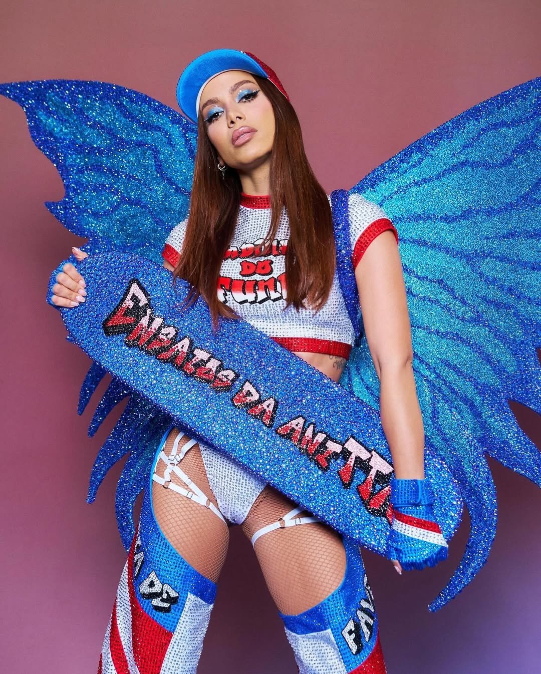 Anitta com look de Raissa Leal com asas de fada.