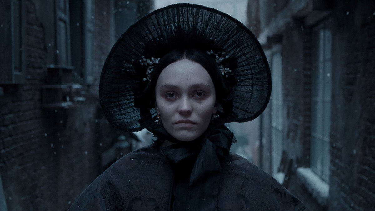 Mulher vestida de forma vitoriana em cena sombria, destacando a maquiagem no cinema para criar atmosfera dramática.