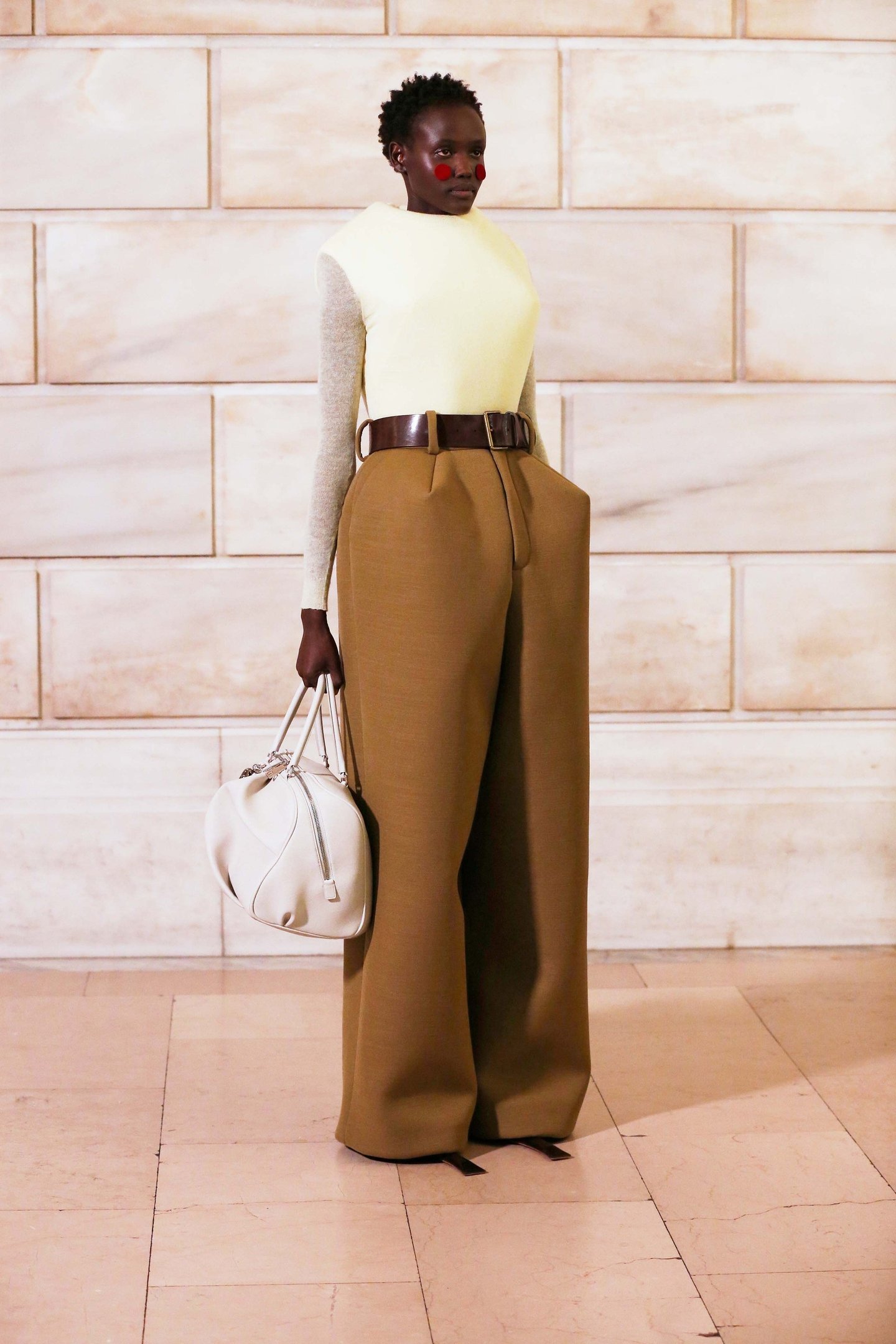 Modelo segura bolsa branca estilo \
