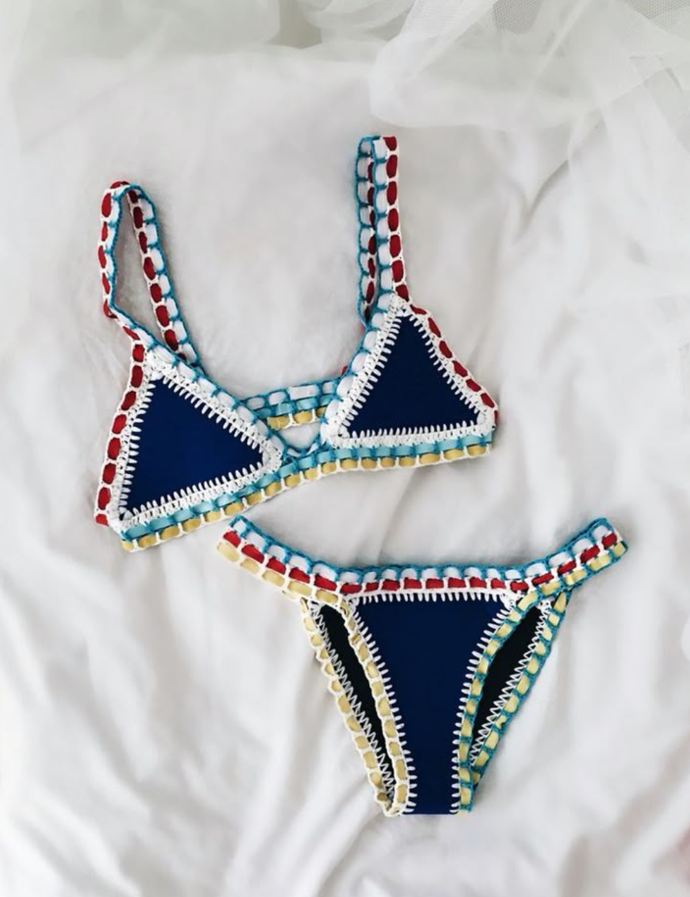 Biquíni azul com detalhes coloridos em crochê, destacando o estilo duppies na moda.
