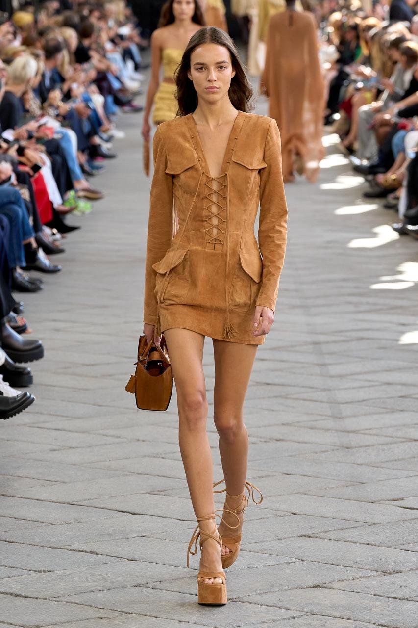 modelo Emm Arruda veste look de camurça marrom, com sandália de camurça, tendências de sapatos para o inverno no desfile SS24 de Ermanno Scervino