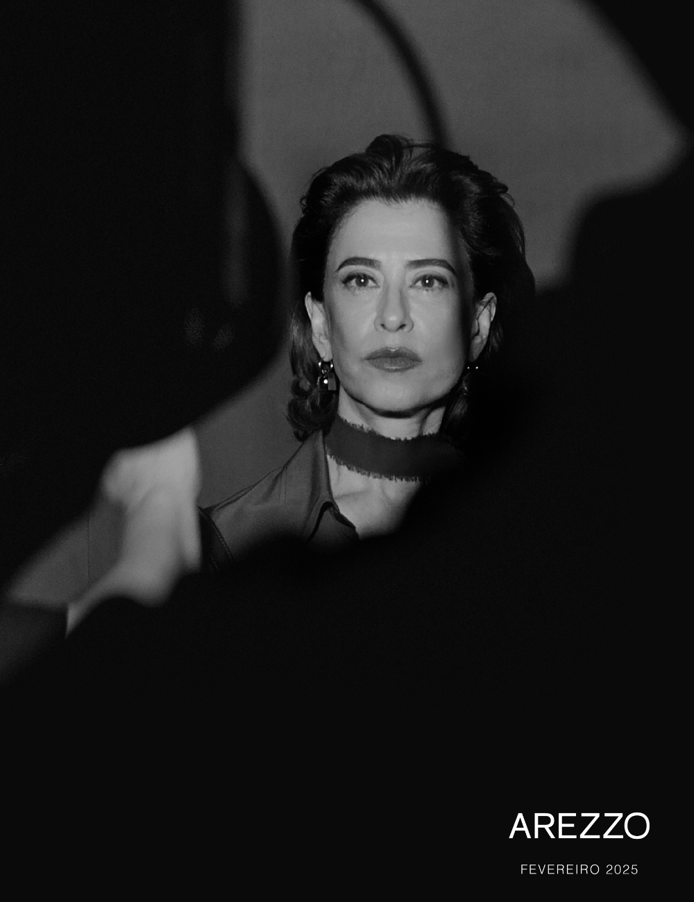 Imagem é em preto e branco, com Fernanda Torres olhando para a câmera, e inclui o texto