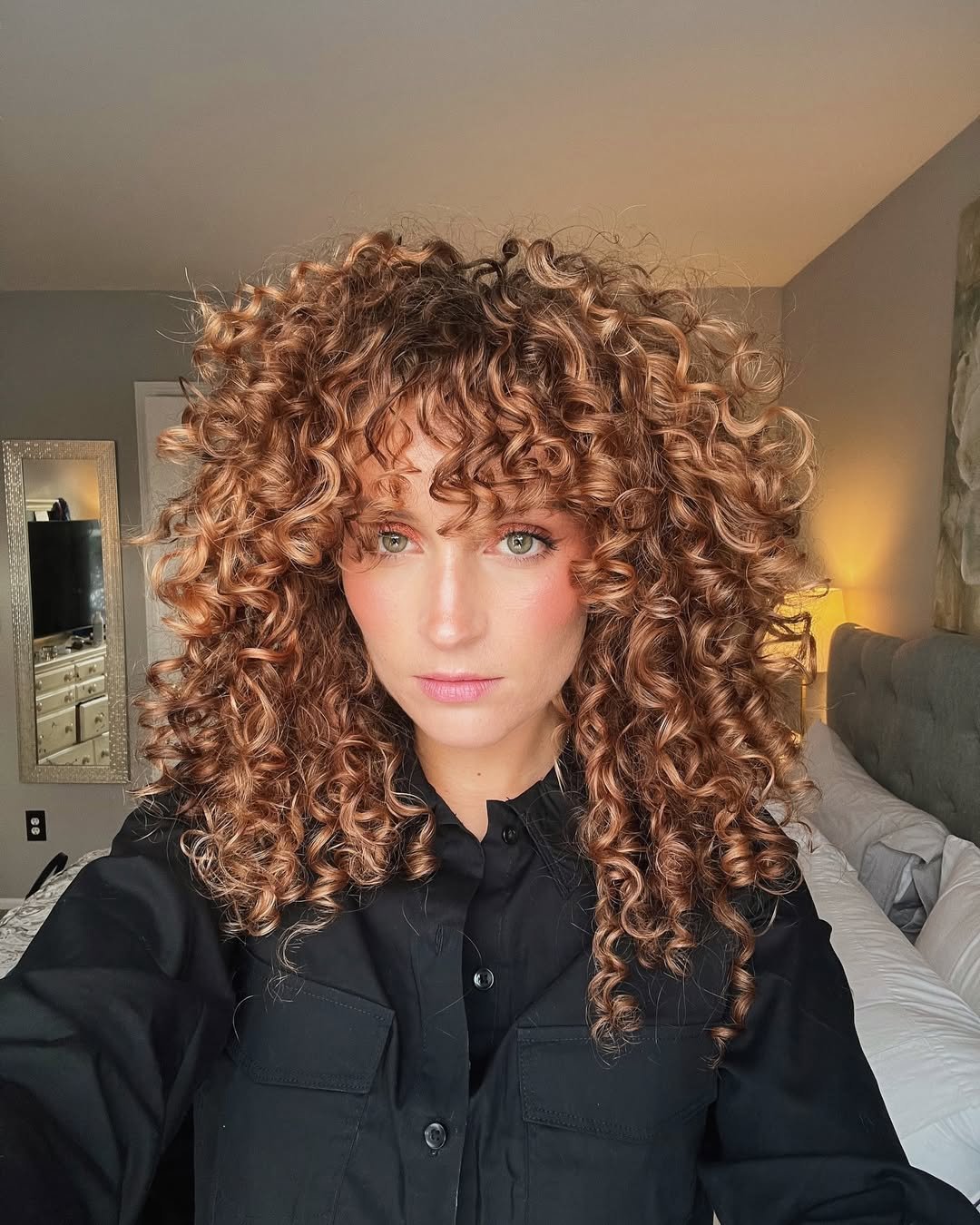 Cabelos cacheados volumosos e bem definidos, servindo como inspiração prática do guia do cabelo cacheado.