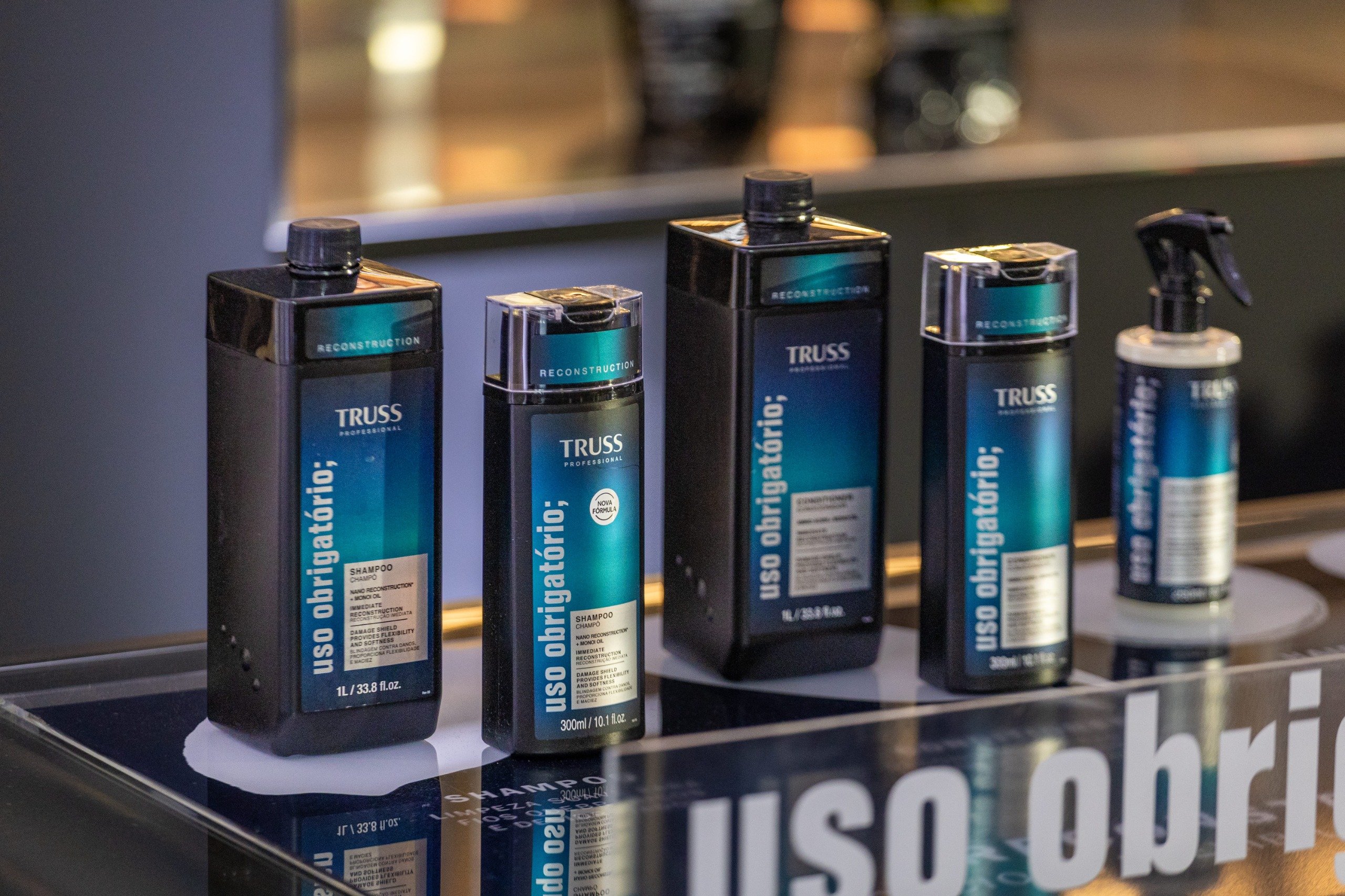 Linha Uso Obrigatório no showroom da TRUSS Academy