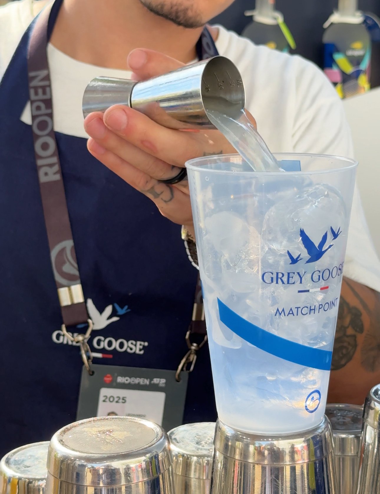 Pessoa prepara bebida em copo da Grey Goose no evento de tênis Rio Open.