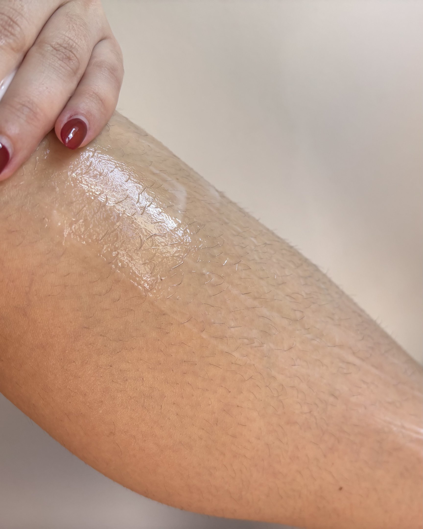 Textura durante a aplicação do Creme Deslizante para Lâmina, produto de depilação indolor da linha Cuide-se Bem Doçura na Pessegura
