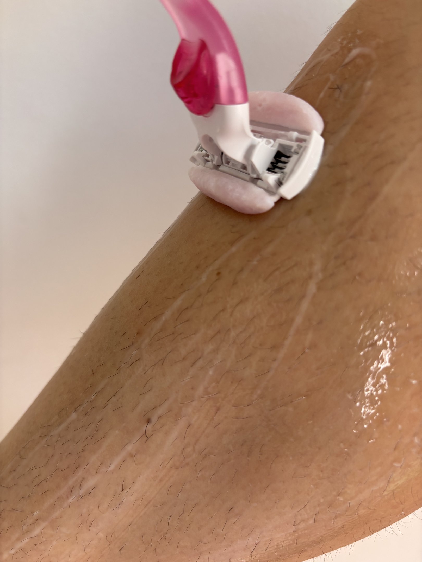 Durante a aplicação do Creme Deslizante para Lâmina, produto de depilação indolor da linha Cuide-se Bem Doçura na Pessegura
