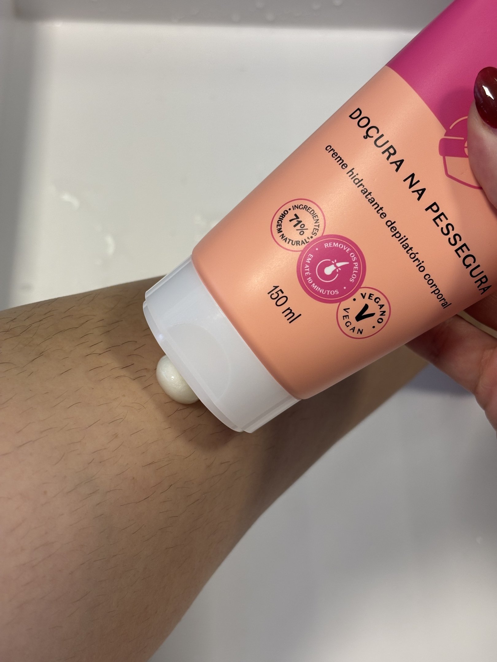 aplicação do Creme Hidratante Depilatório Corporal, de depilação indolor da Linha Cuide-se Bem Doçura na Pessegura 