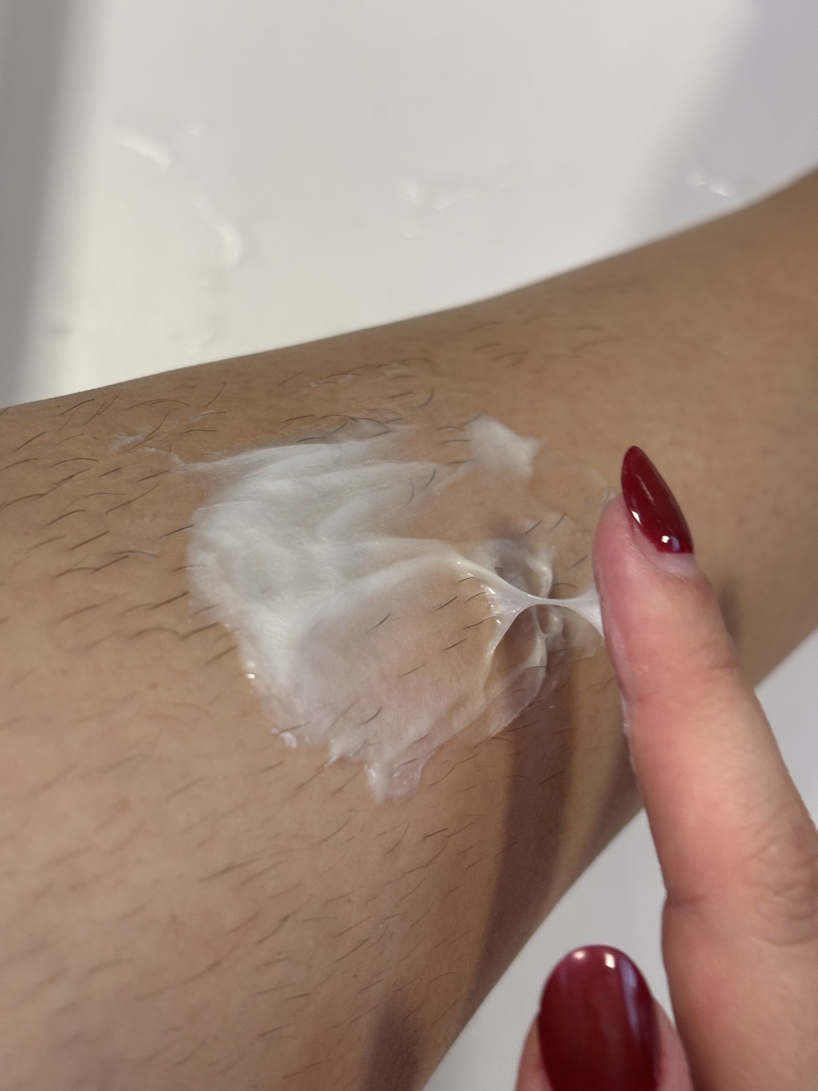 Aplicação de Creme Hidratante Depilatório Corporal de depilação indolor da Linha Cuide-se Bem Doçura na Pessegura