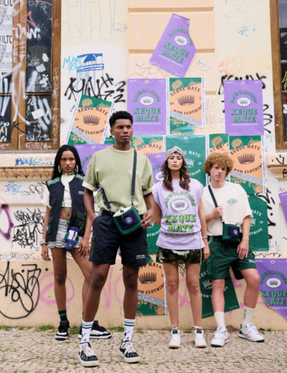 Grupo de jovens com roupas casuais e estilosas posando em frente a murais coloridos, representando lançamentos de moda descolados.