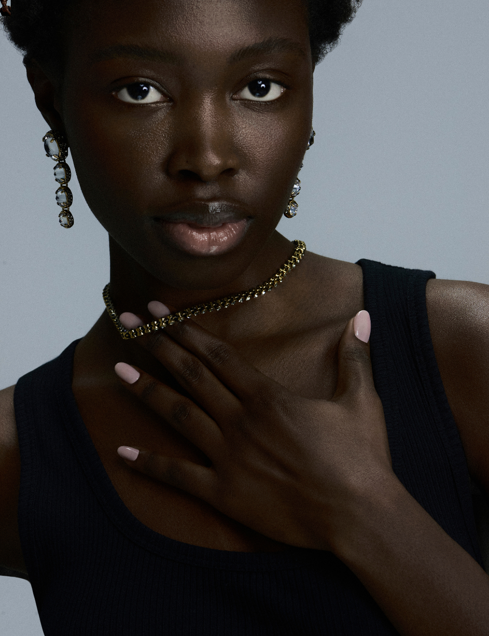 Mulher com colar e brincos elegantes, destacando os lançamentos de moda mais estilosos.