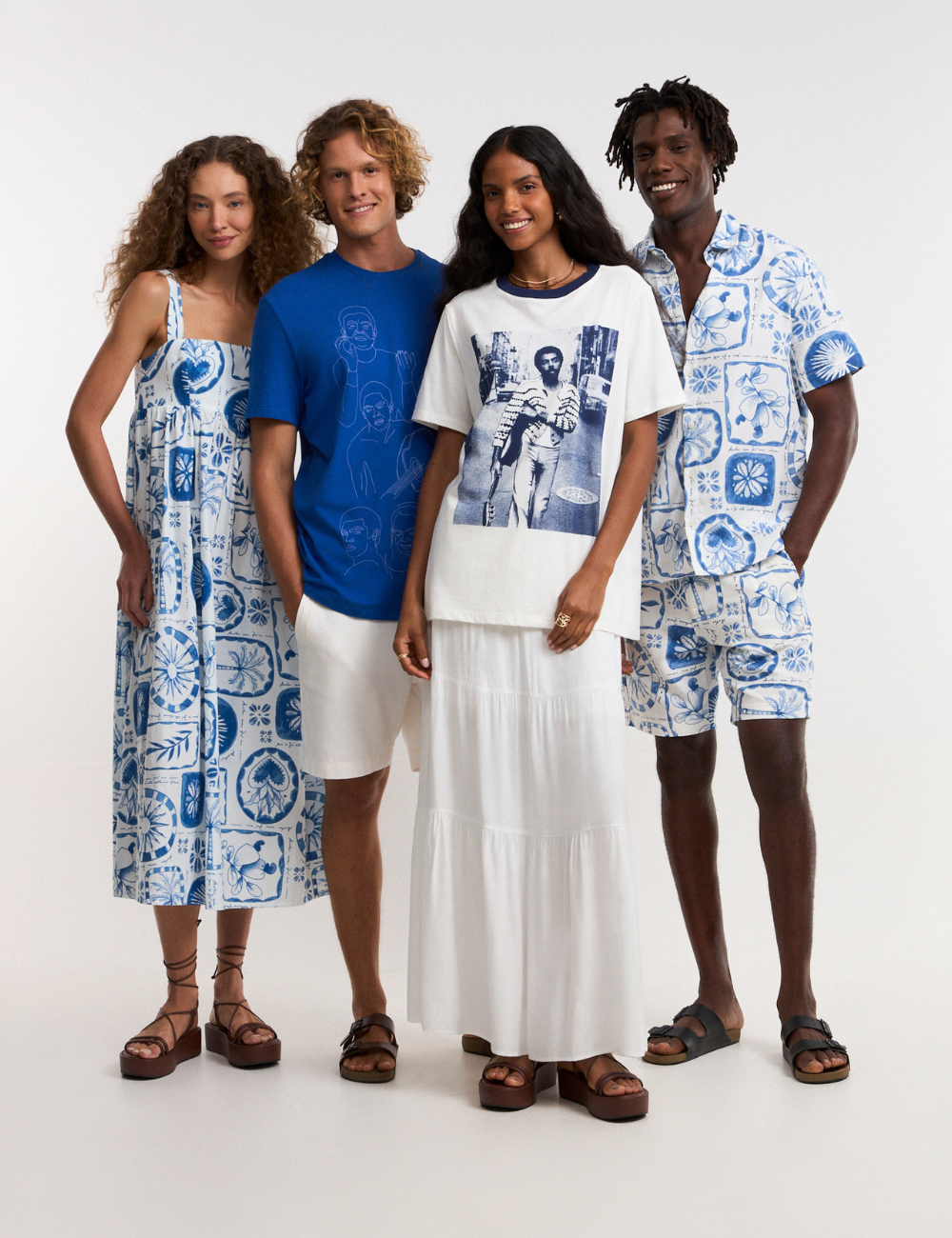 Looks modernos em azul e branco destacam os lançamentos de moda mais estilosos da estação, com estampas e peças casuais.