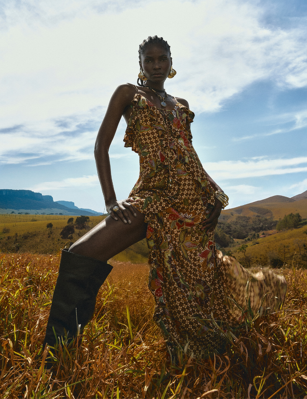 Vestido floral elegante usado em campo aberto, retratando um dos lançamentos de moda mais estilosos da temporada.