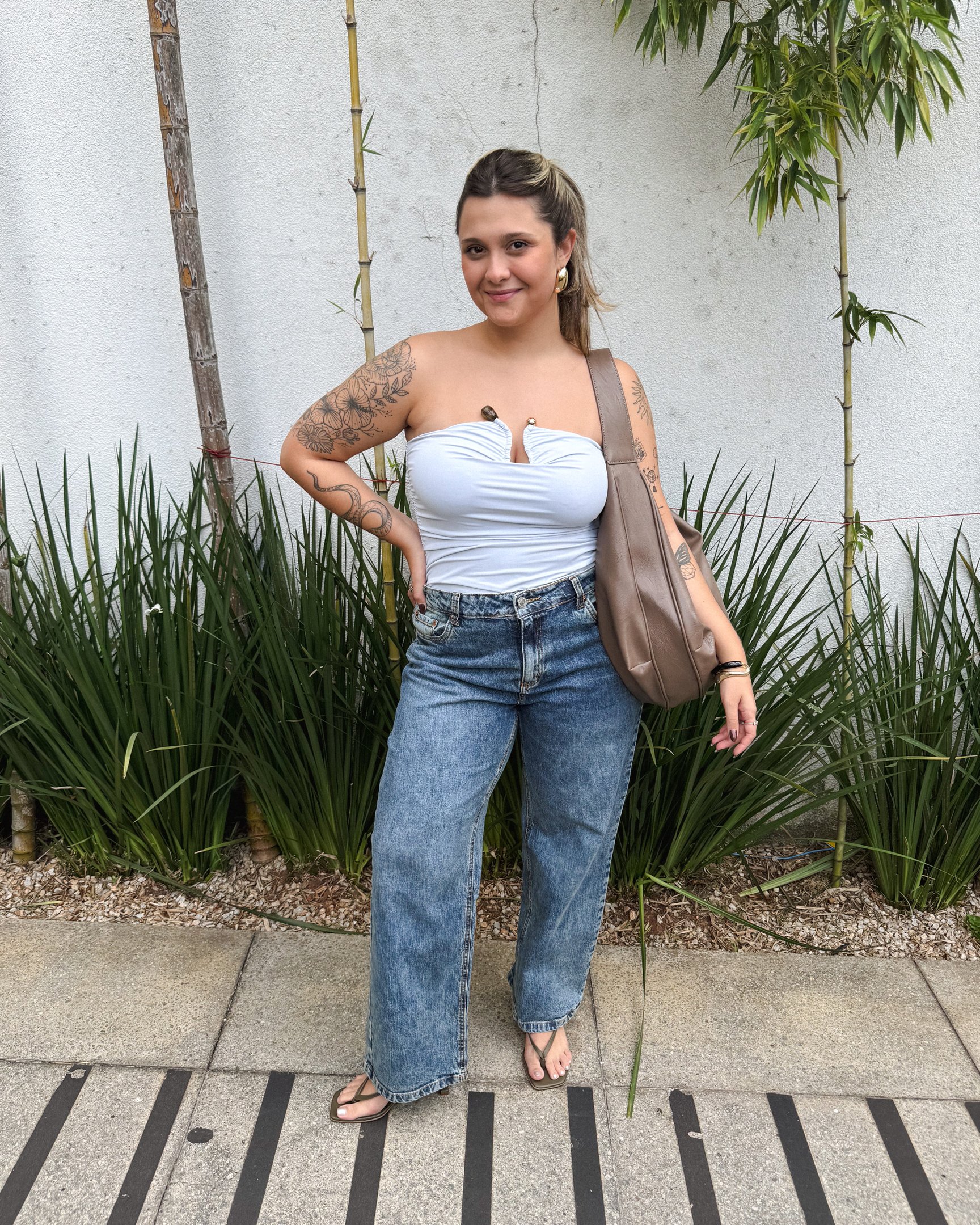 leticia usa blusa tomara que caia drapeada com calça jeans e sandália, look no estilo minimalista elegante