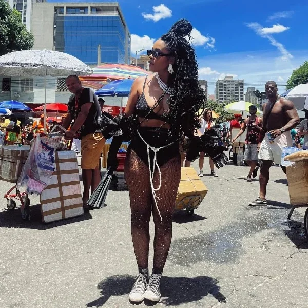 Inaê Ribeiro posa no bloco -- Esses produtos vão salvar a sua pele no Carnaval