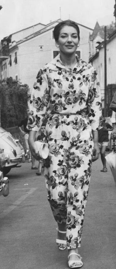 Maria Callas em look estampado.