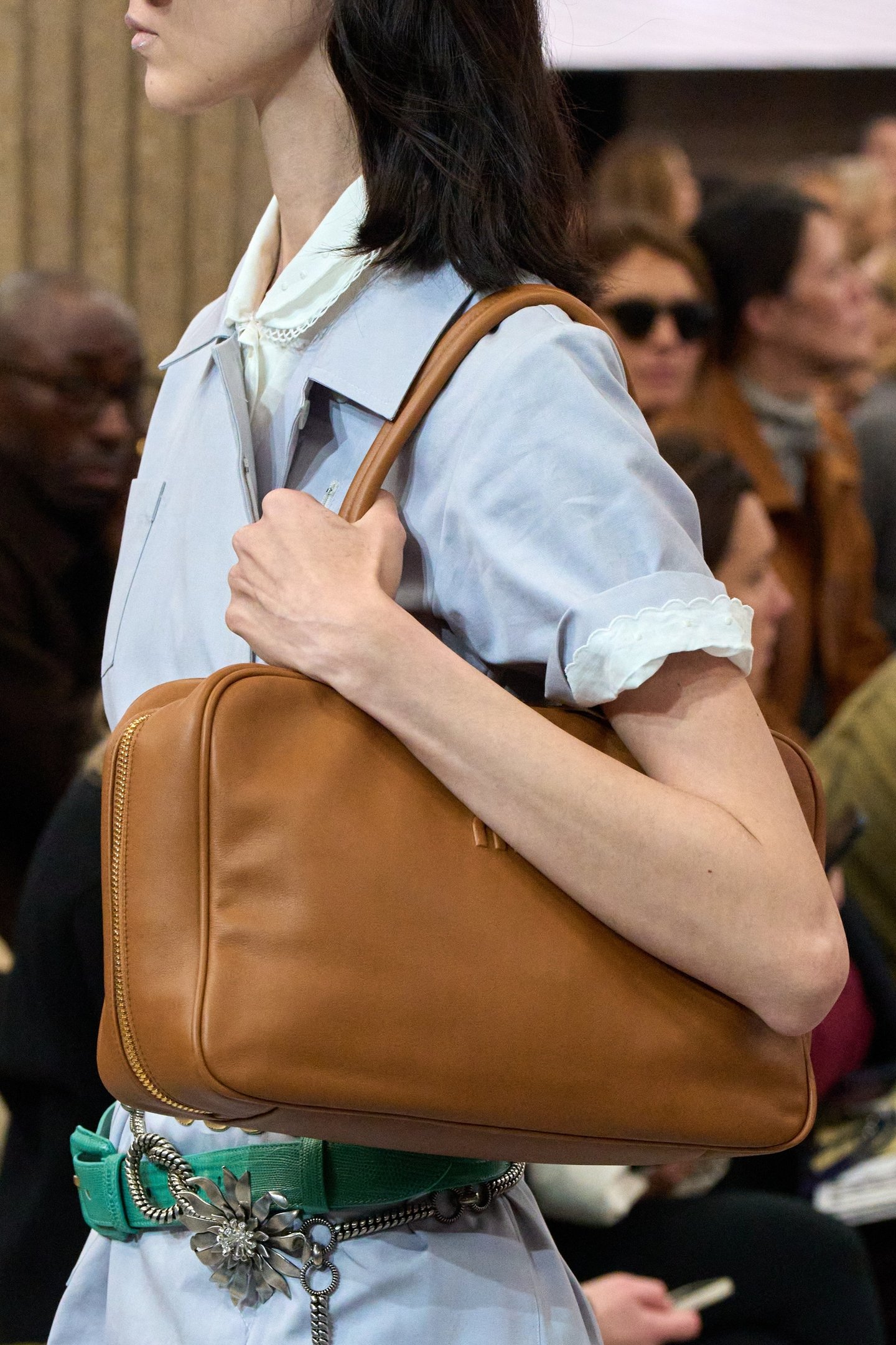 Pessoa segura uma bolsa estilo \\\
