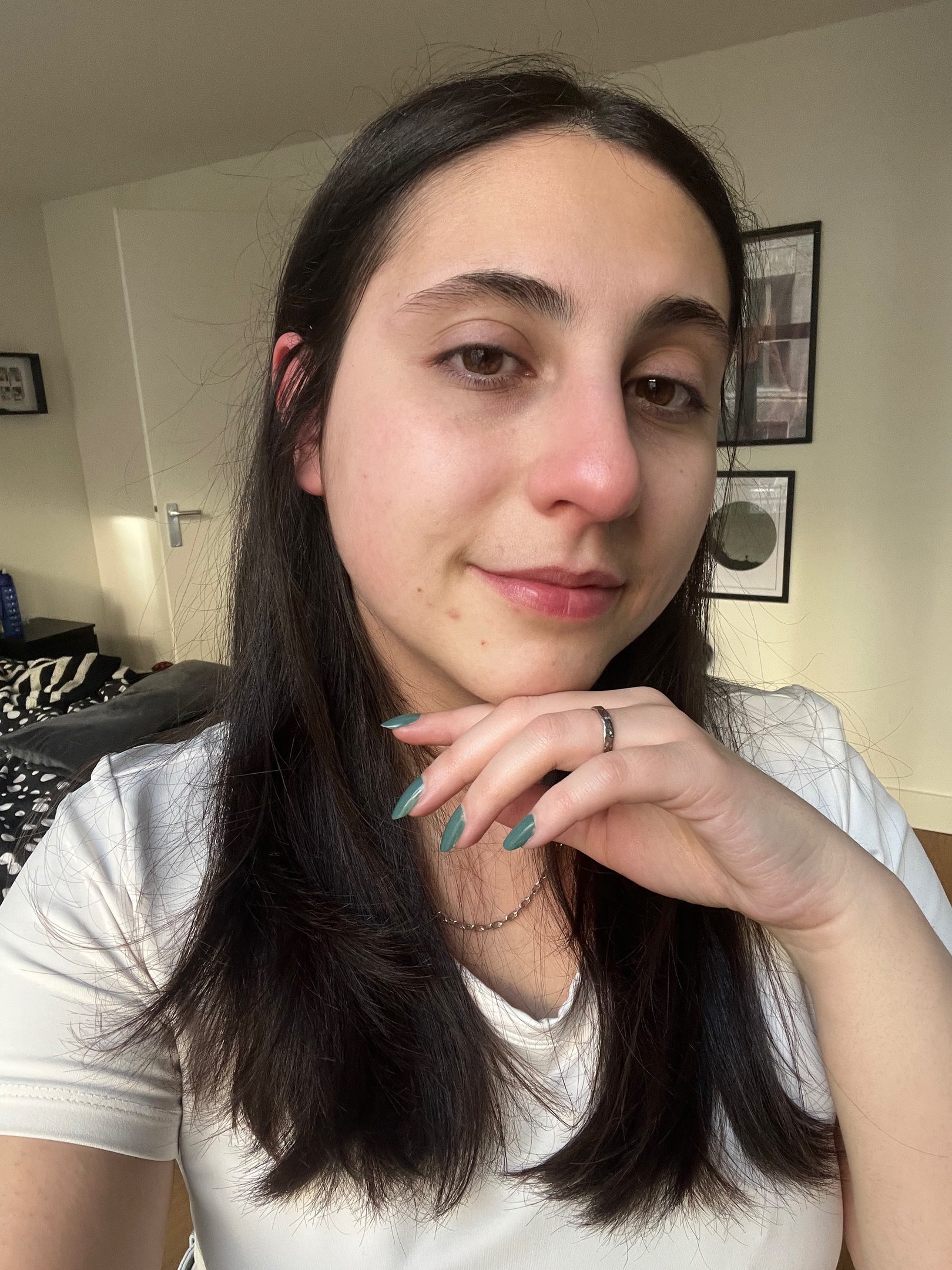 pessoa pós skincare com produtos da glow recipe