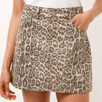 saia curta de sarja cintura super alta animal print bege