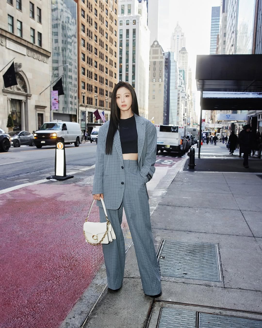 seyoung usa conjunto de alfaiataria cinza, blusa preta e bolsa da coach branca, uma das bolsas tendência no inverno