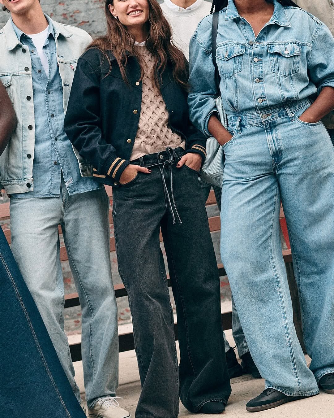 Grupo de pessoas usando jeans oversized variados. 