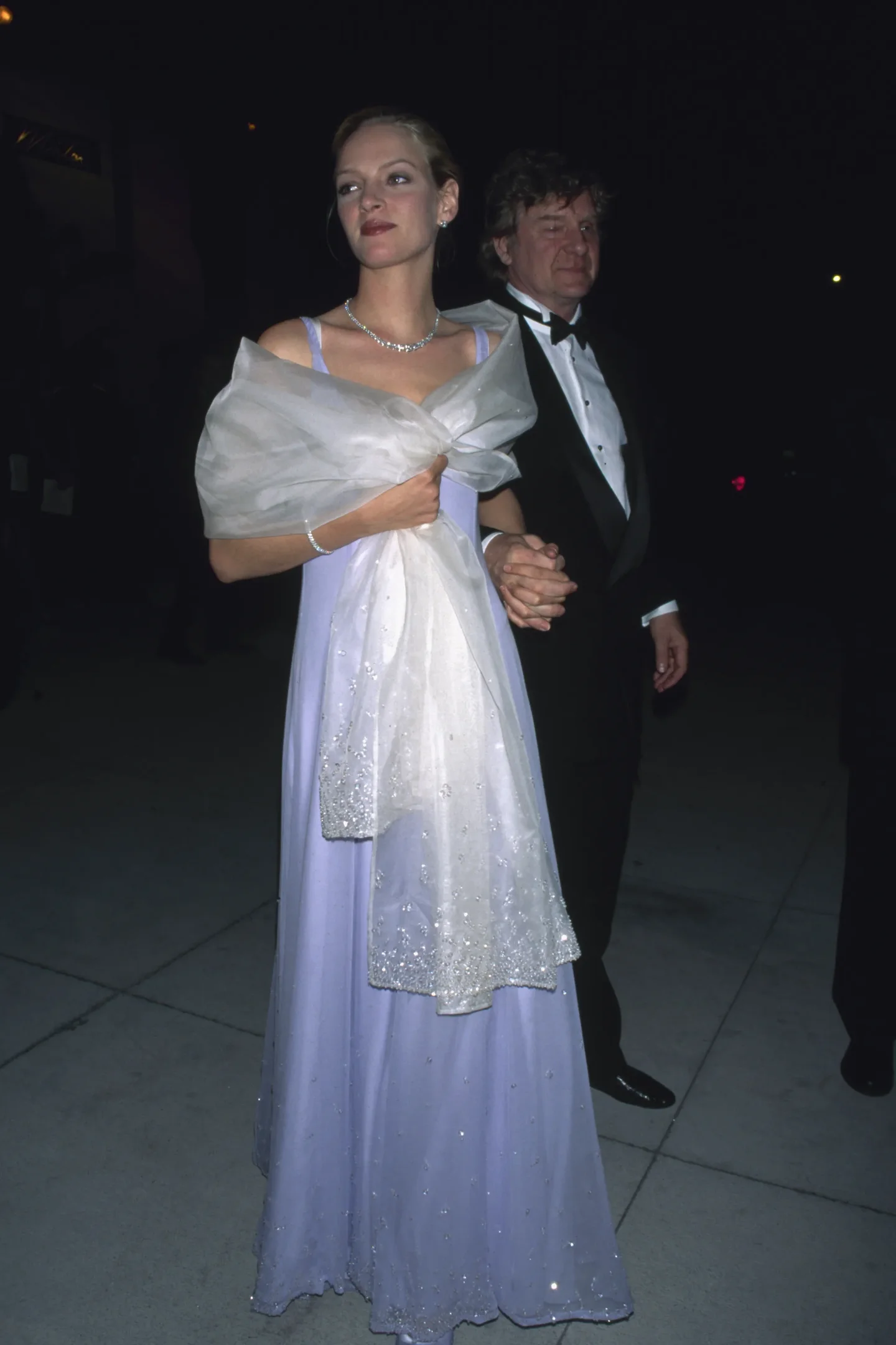 Vestido lilás elegante com estola branca, perfeito exemplo de looks do tapete vermelho.