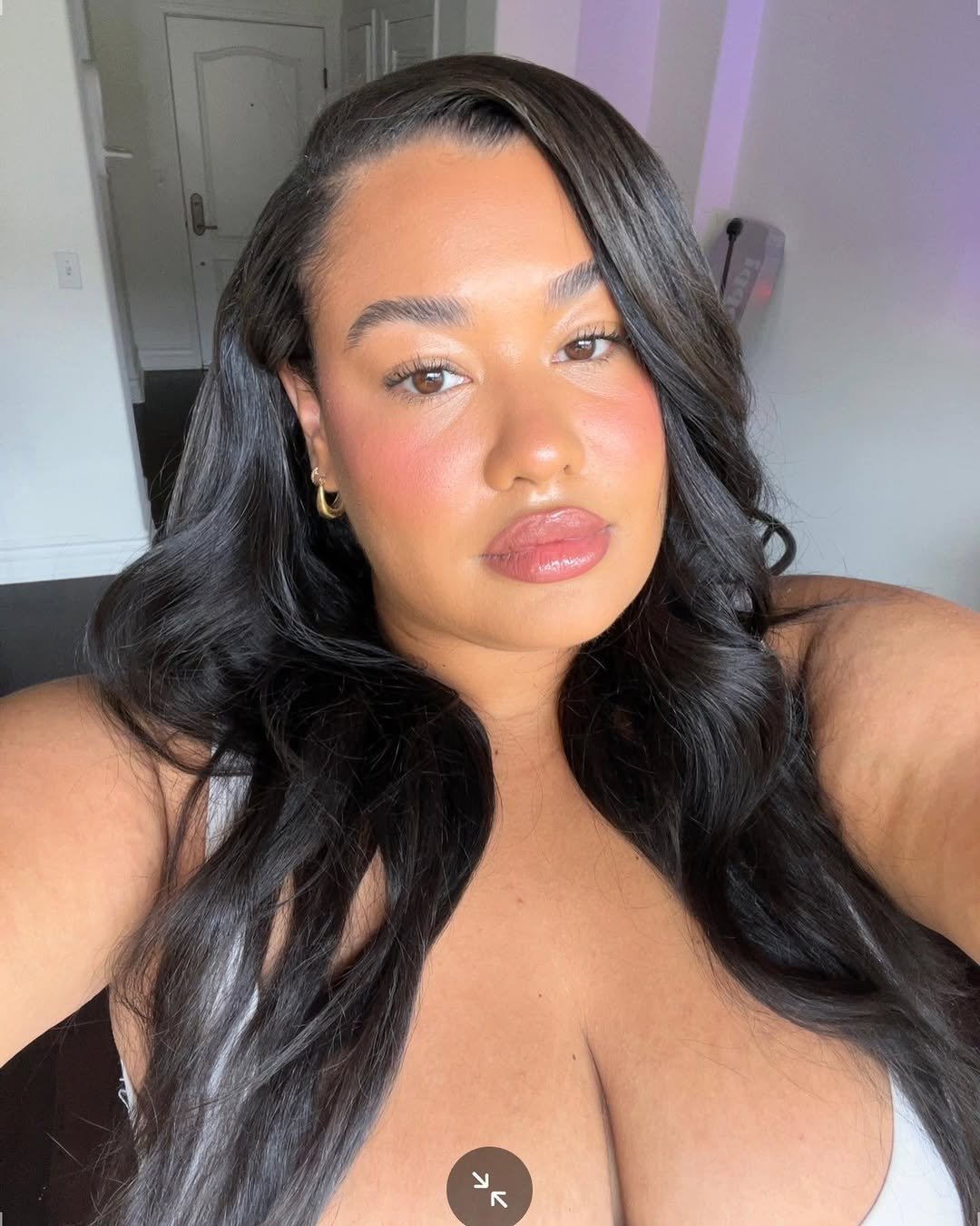 Maquiagem suave com blush rosado e lábios nude, destacando tendências de maquiagem para 2025.