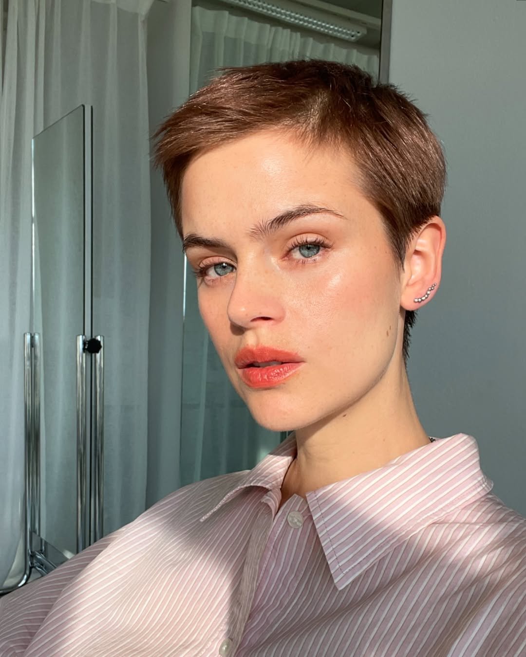 Pessoa com maquiagem leve e pele iluminada, refletindo tendências naturais e minimalistas em beleza para 2025.