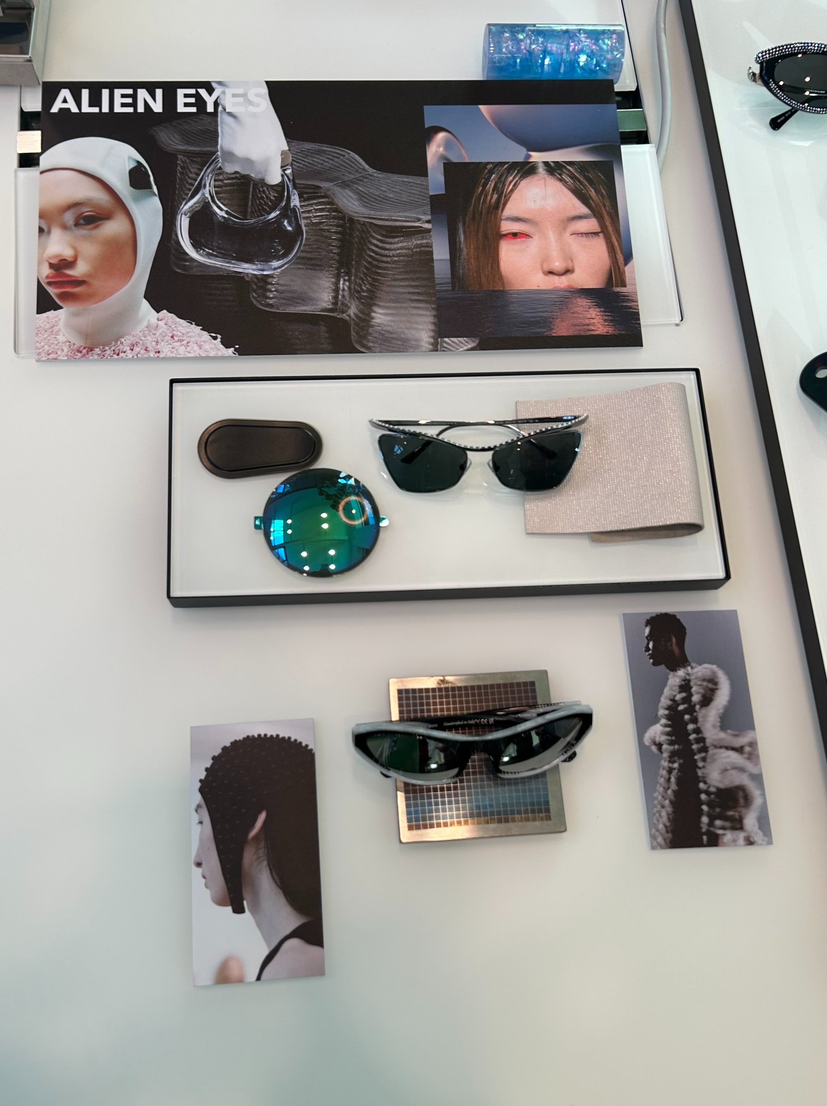 Exposição de designs futuristas de óculos com fotos conceituais. Tendências de óculos inovadoras.