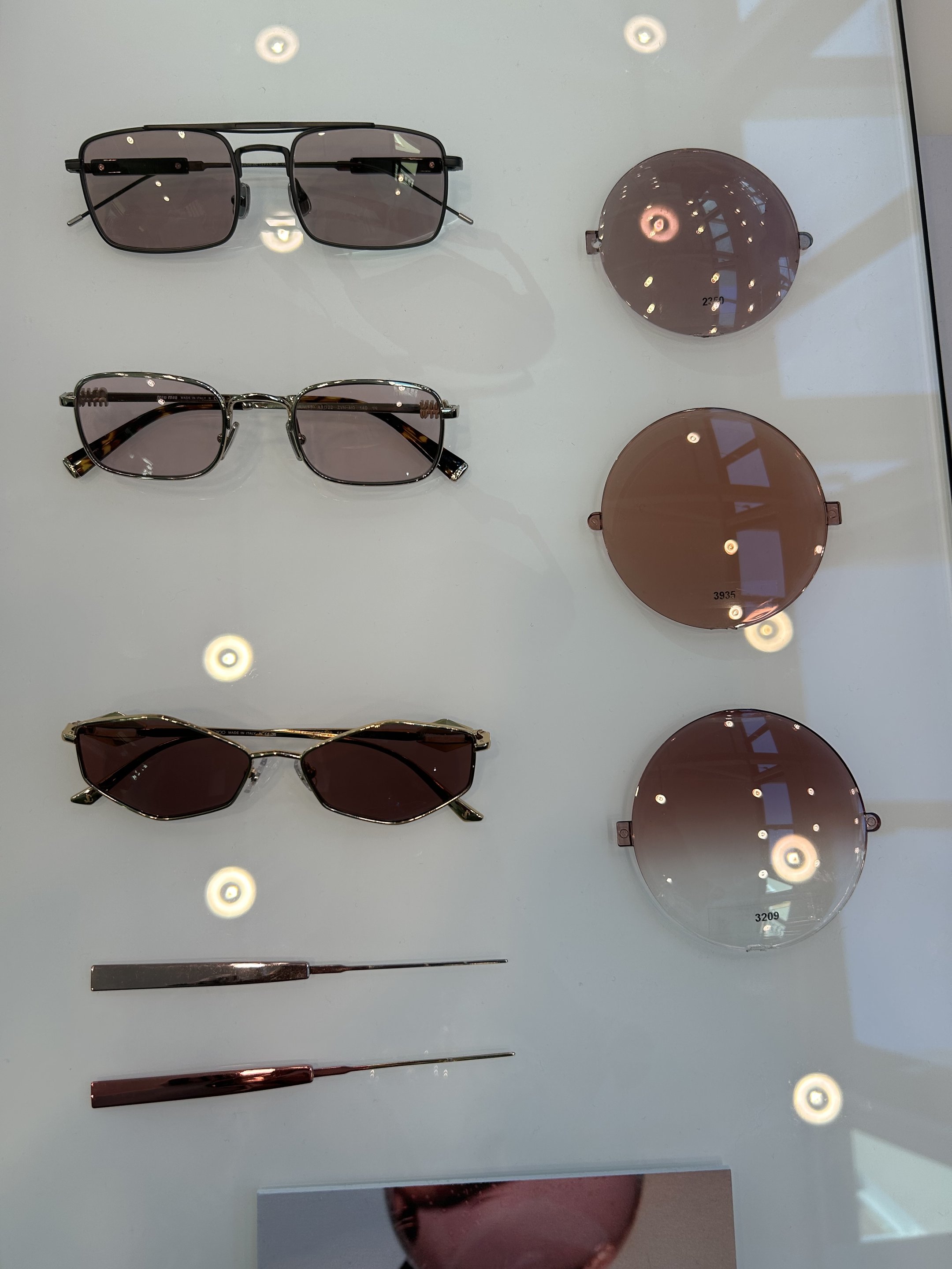 Óculos de sol estilosos com lentes escuras e redondas estão alinhados, destacando tendências de óculos modernos.