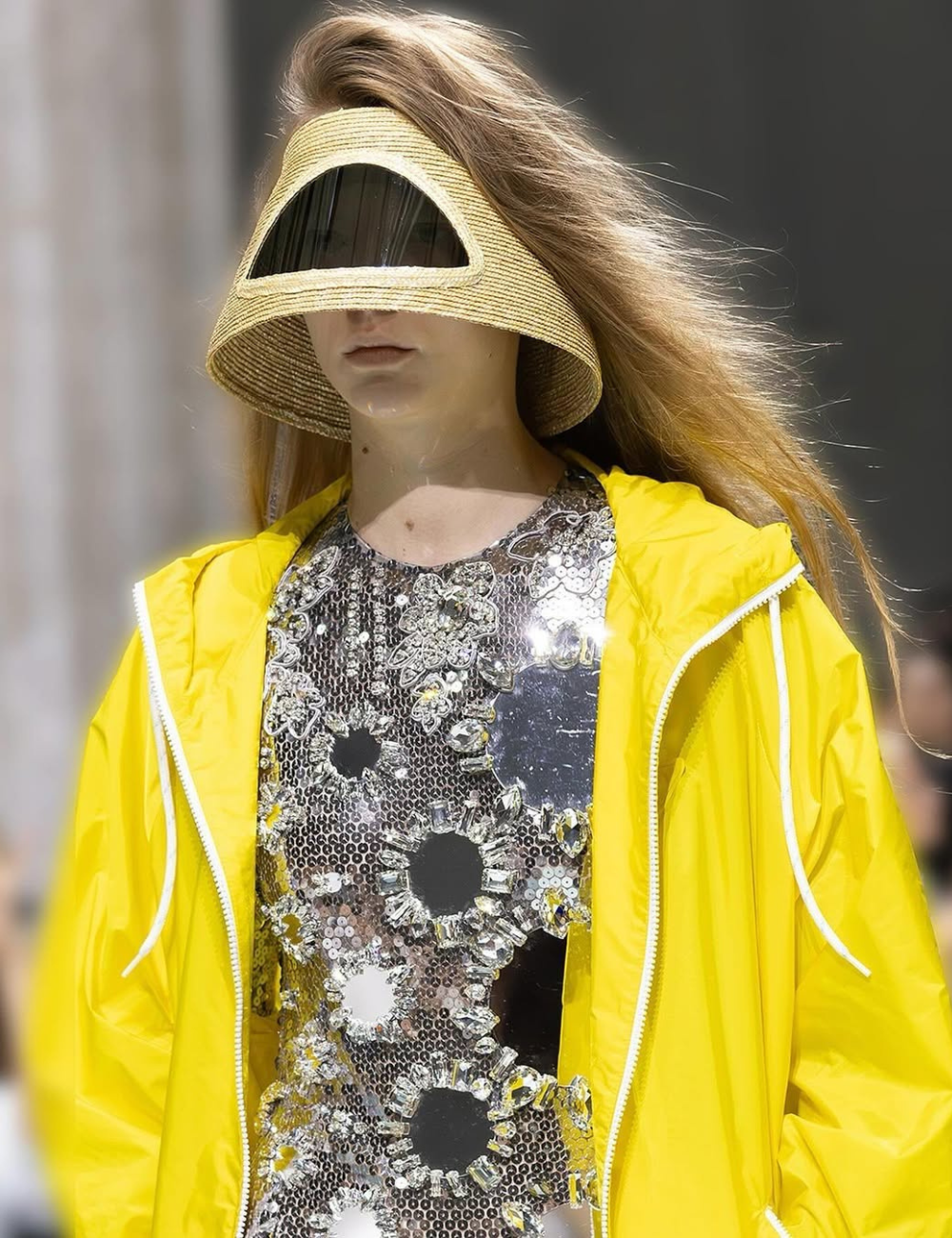 Visor futurista com vestido brilhante e casaco amarelo, combinando tendências vintage e modernas.