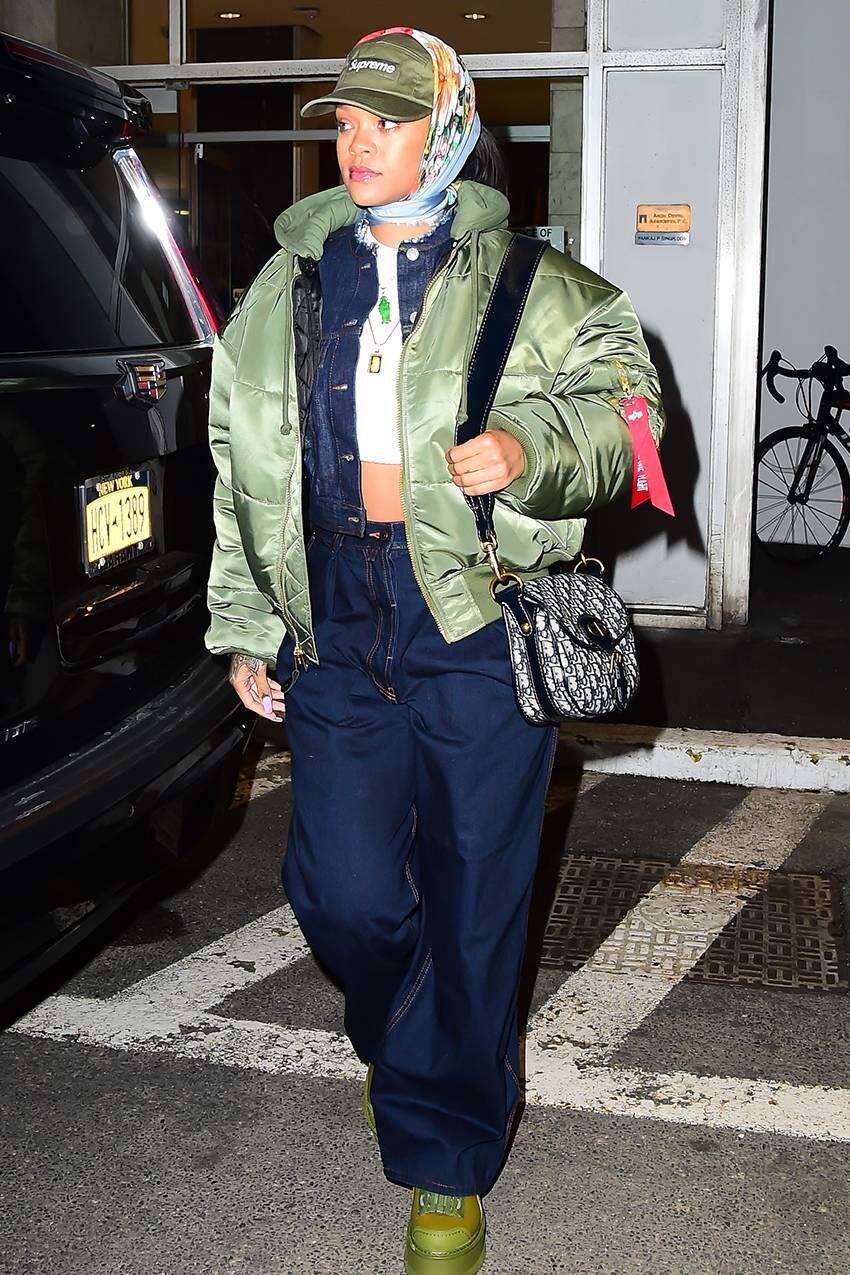 Truques de styling da Rihanna: lenço com boné