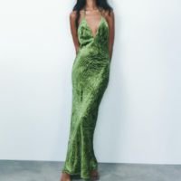 VESTIDO HALTER EM VELUDO