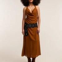 Vestido New Midi em Crepe e Decote Degagê Marrom