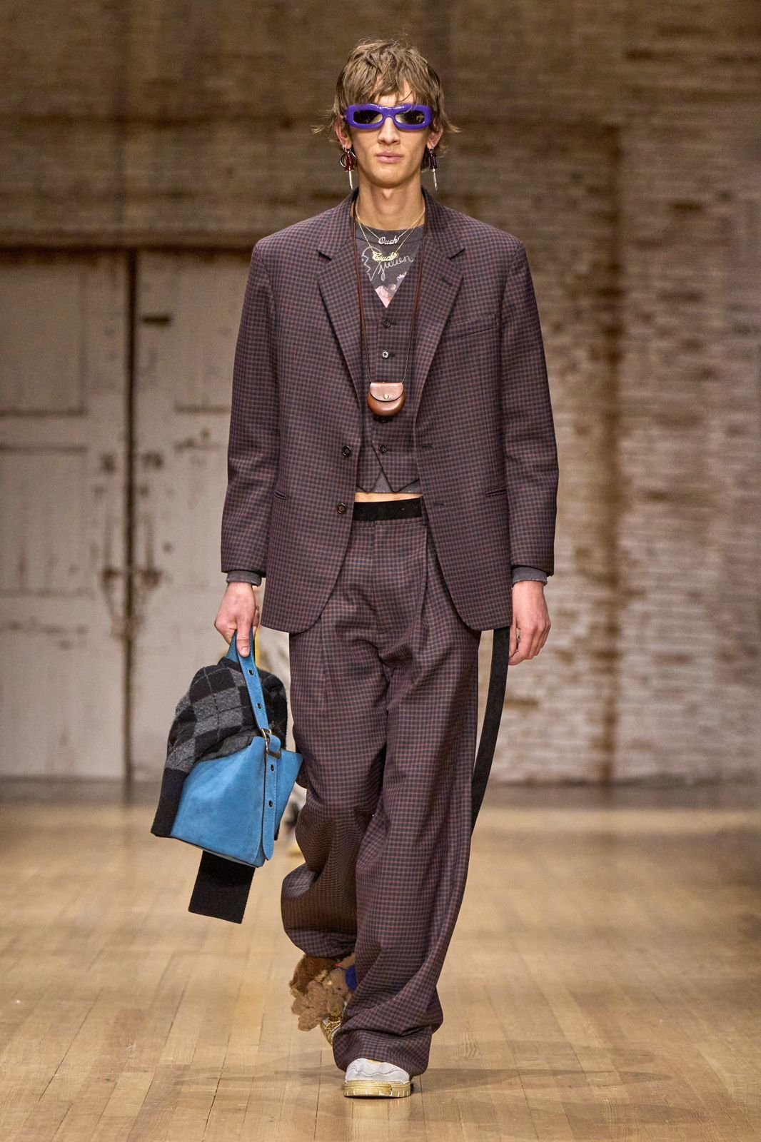 modelo usa conjunto de alfaiataria com bolsas tendência do inverno
