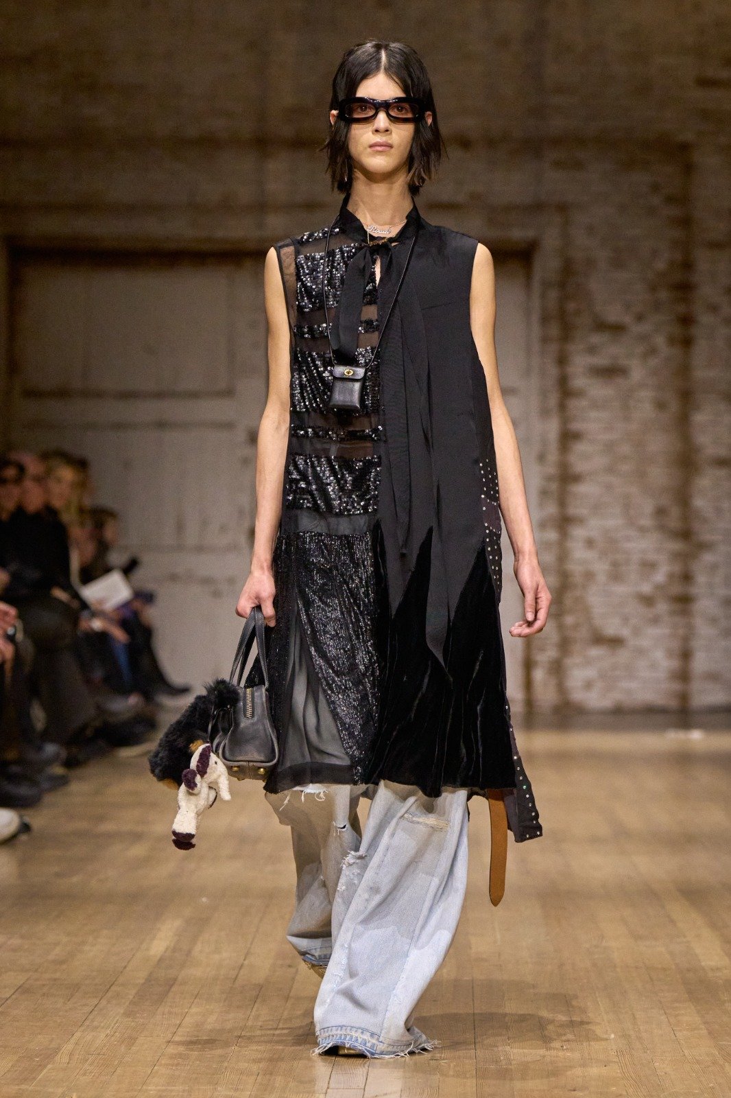 modelo vestido com calça jeans e bolsas tendência do inverno
