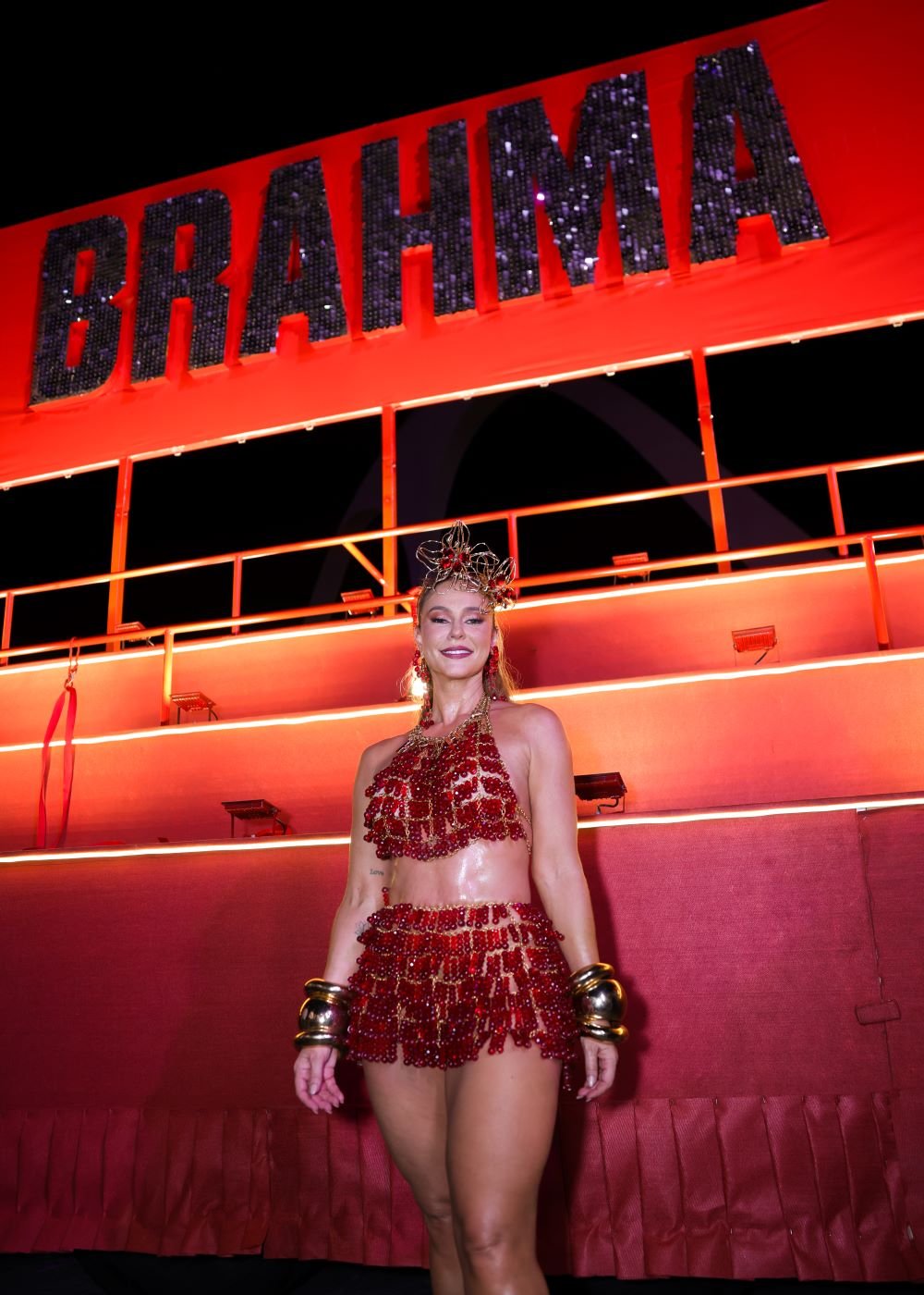Paolla Oliveira desfilando pela Brahma