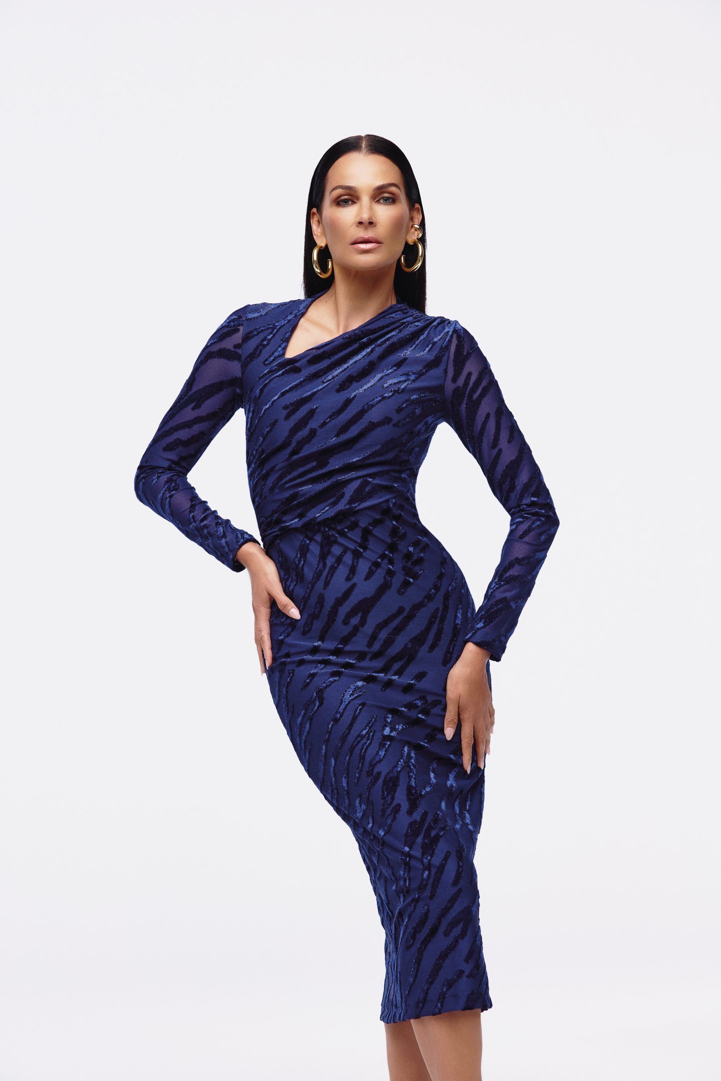 Fernanda Mota usando vestido azul com estampa animal, mangas longas, seguindo as tendências de outono-inverno para moda feminina.