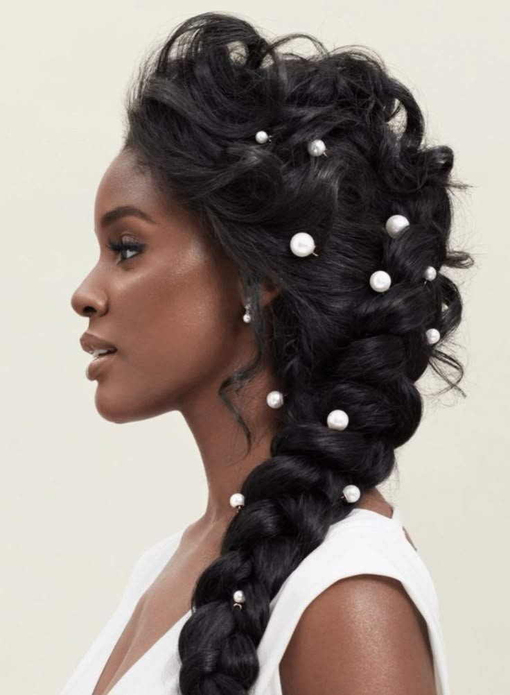 Cabelo trançado decorado com pérolas, usado como acessórios de noiva.