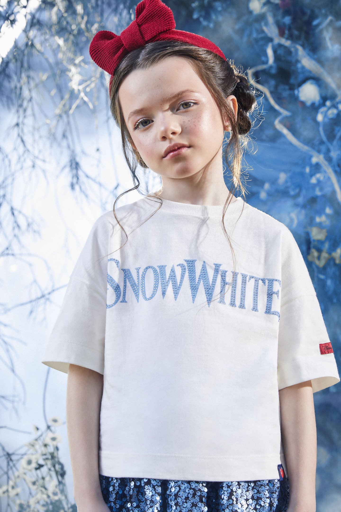 O que são collabs?modelo infantil usa roupa da collab de dianey e animê inspirada na branca de neve 