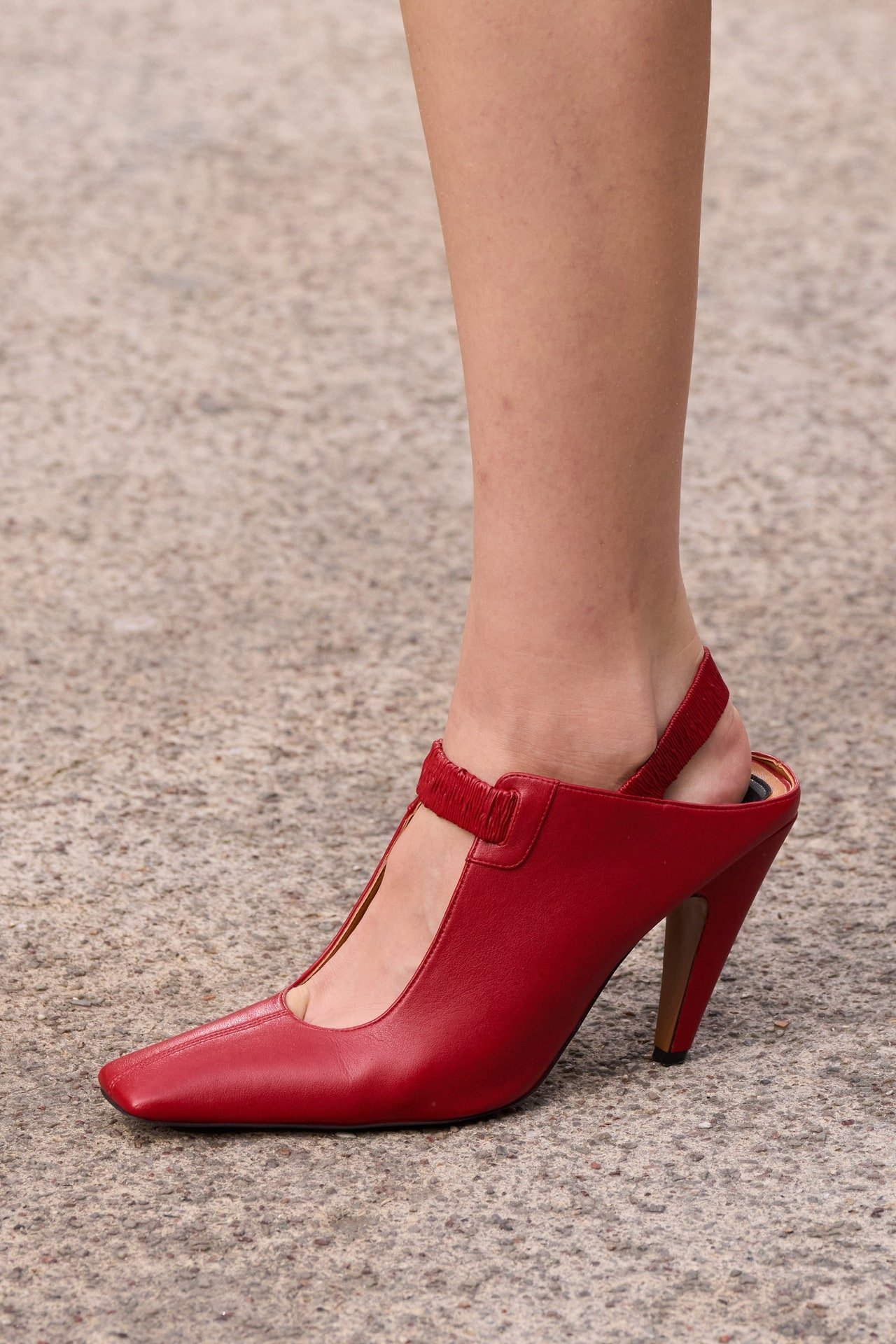 Sapato vermelho moderno com salto alto, evidenciando cores de sapatos tendência na moda atual.