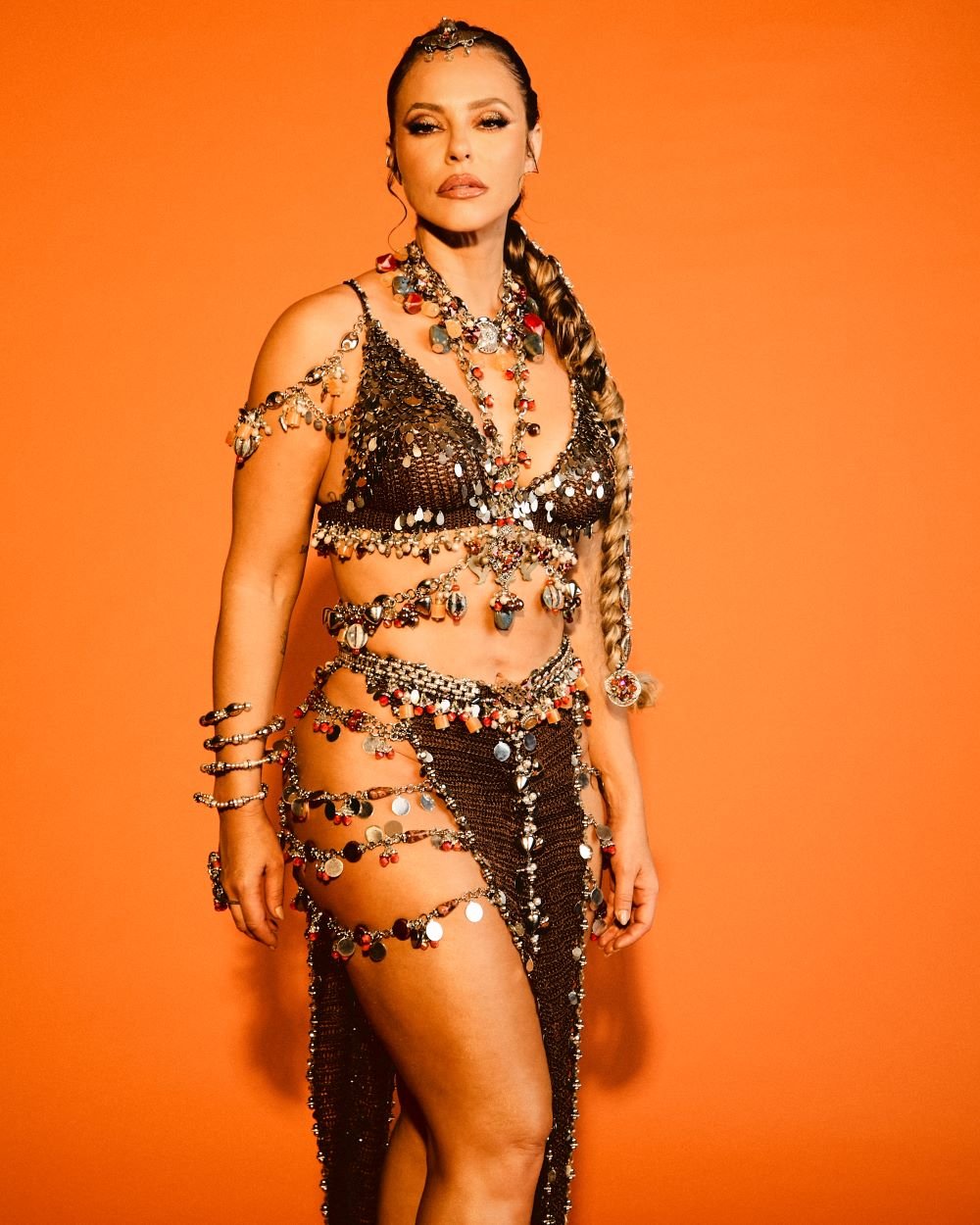 Paolla Oliveira desfilando no pré-Carnaval