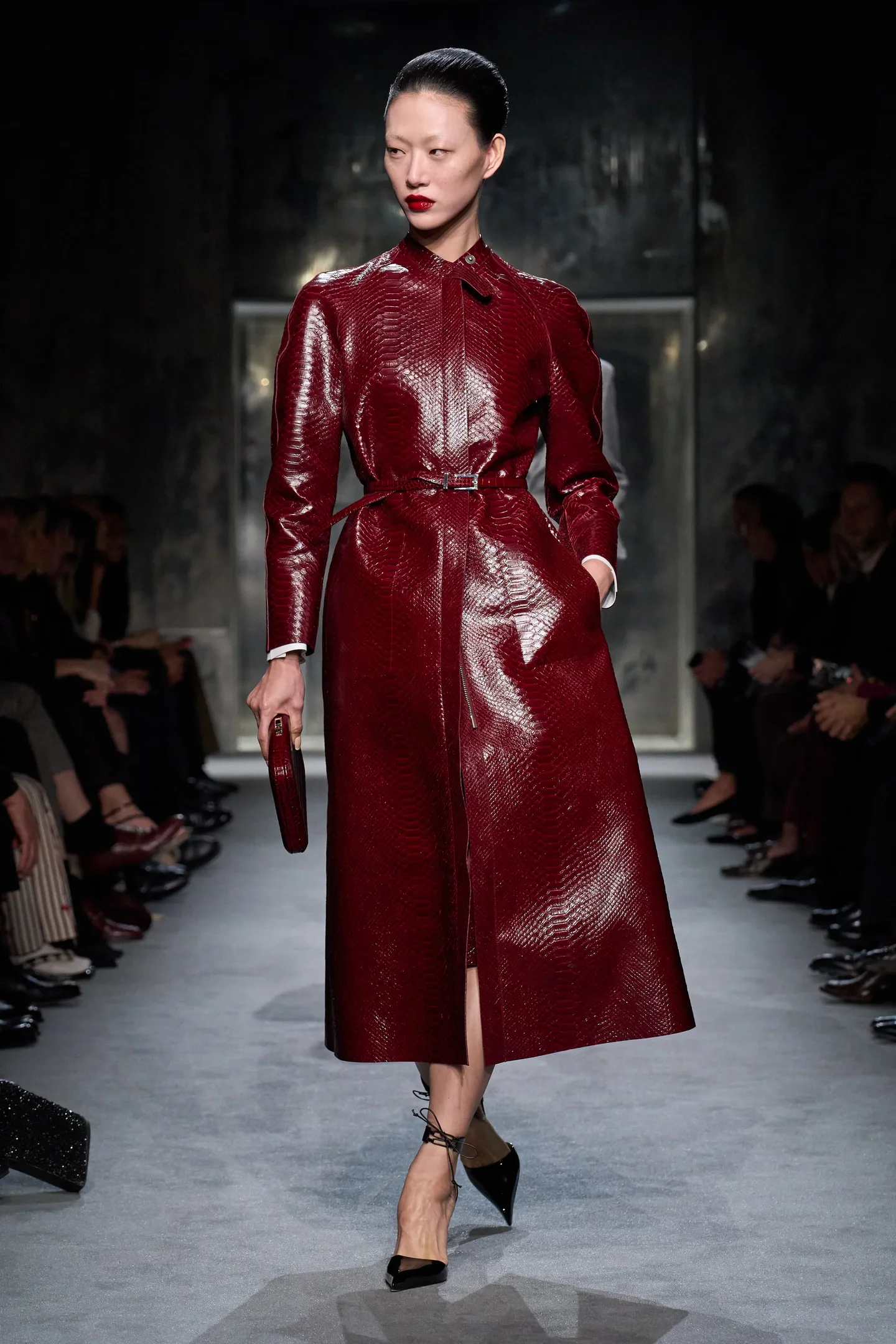 Vestido longo vermelho texturizado em desfile, tendência temporada Outono/Inverno 25.