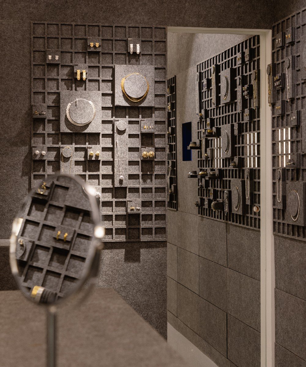 Exposição de joias vehr em um mostruário de parede estilizado. =
