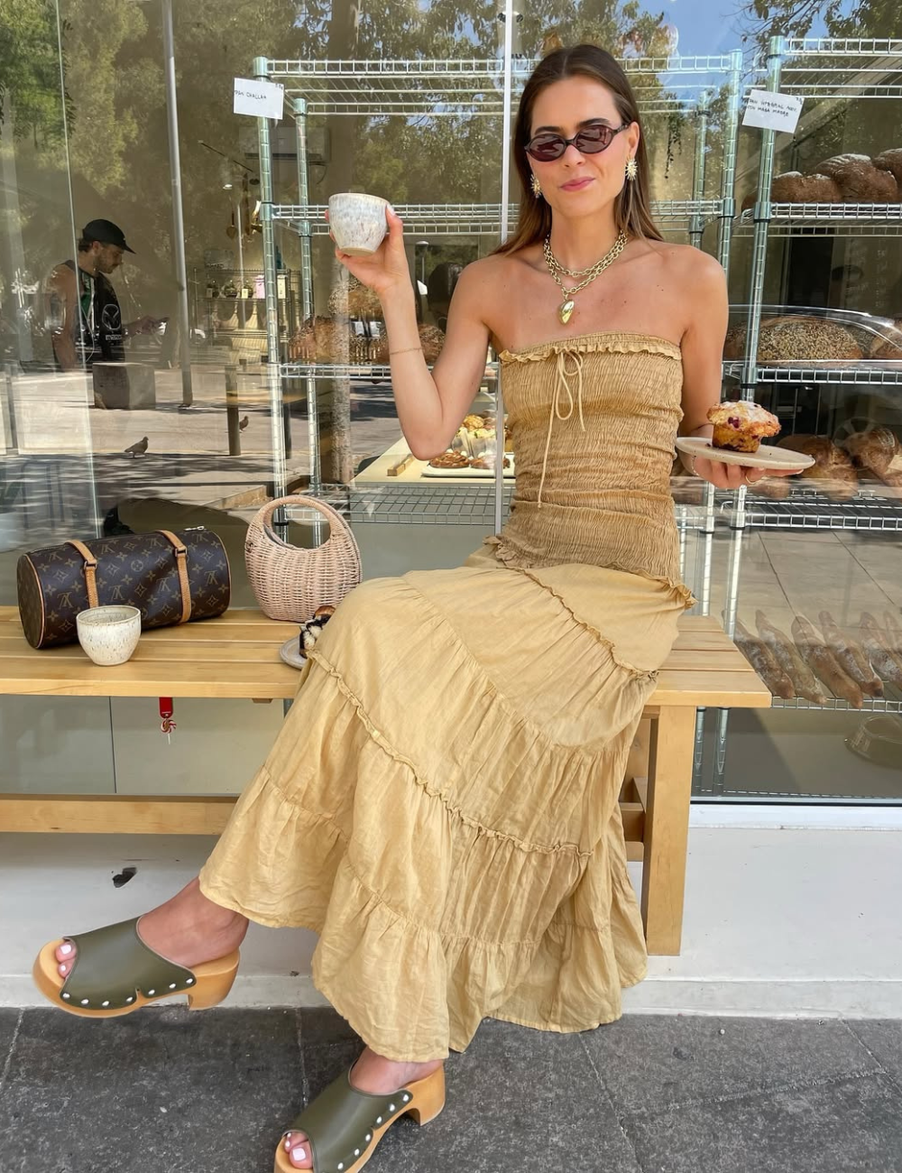 Vestido bege elegante e moderno, combinado com sandálias e acessórios, refletindo tendências para 2025.